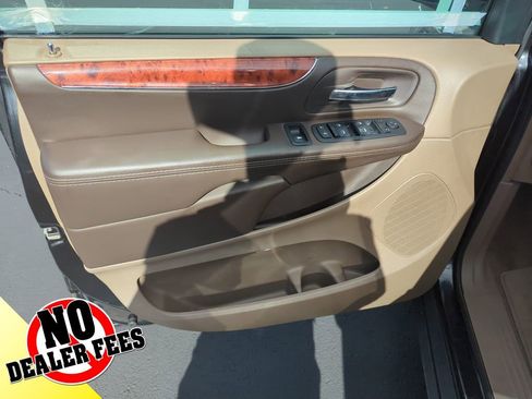 Used 2015 Chrysler Town & Country Touring-L w/ Driver Convenience Group image 18