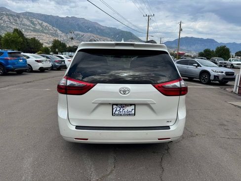 Used 2020 Toyota Sienna XLE w/ XLE Navigation Package FWD image 4