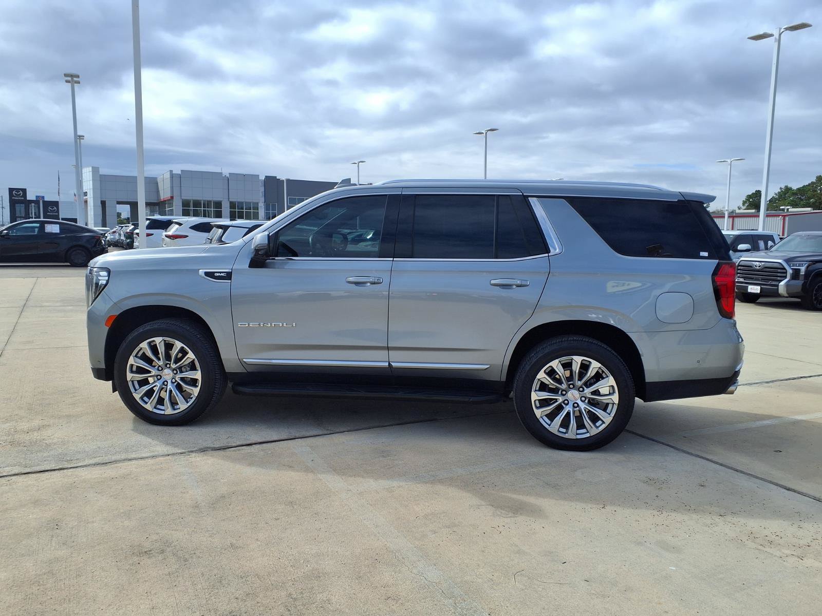 Used 2024 GMC Yukon Denali w/ Advanced Technology Package AWD/4WD image 8