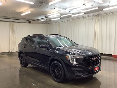 Used 2022 GMC Terrain SLE w/ Driver Convenience Package FWD image 4