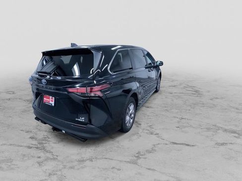 Certified 2022 Toyota Sienna LE image 9