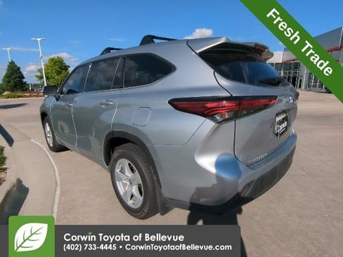 Used 2022 Toyota Highlander LE AWD/4WD image 6