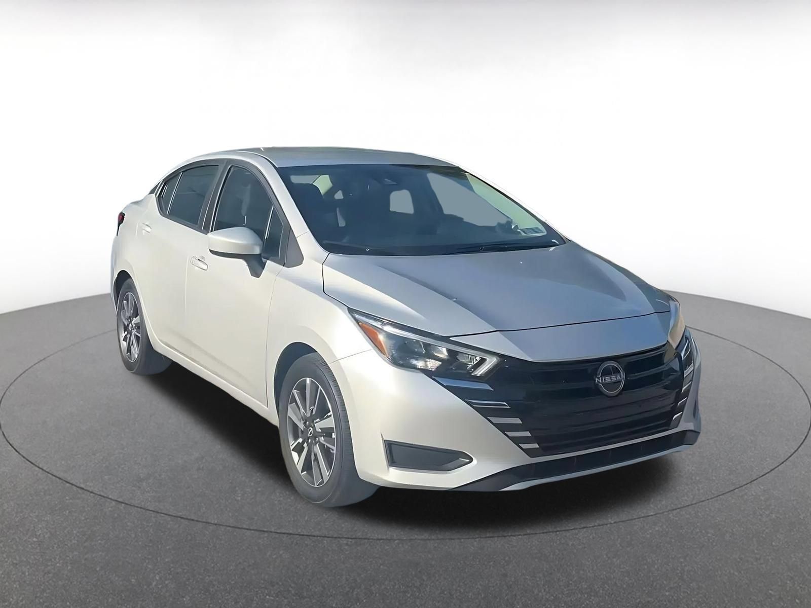 Used 2025 Nissan Versa SV FWD image 3