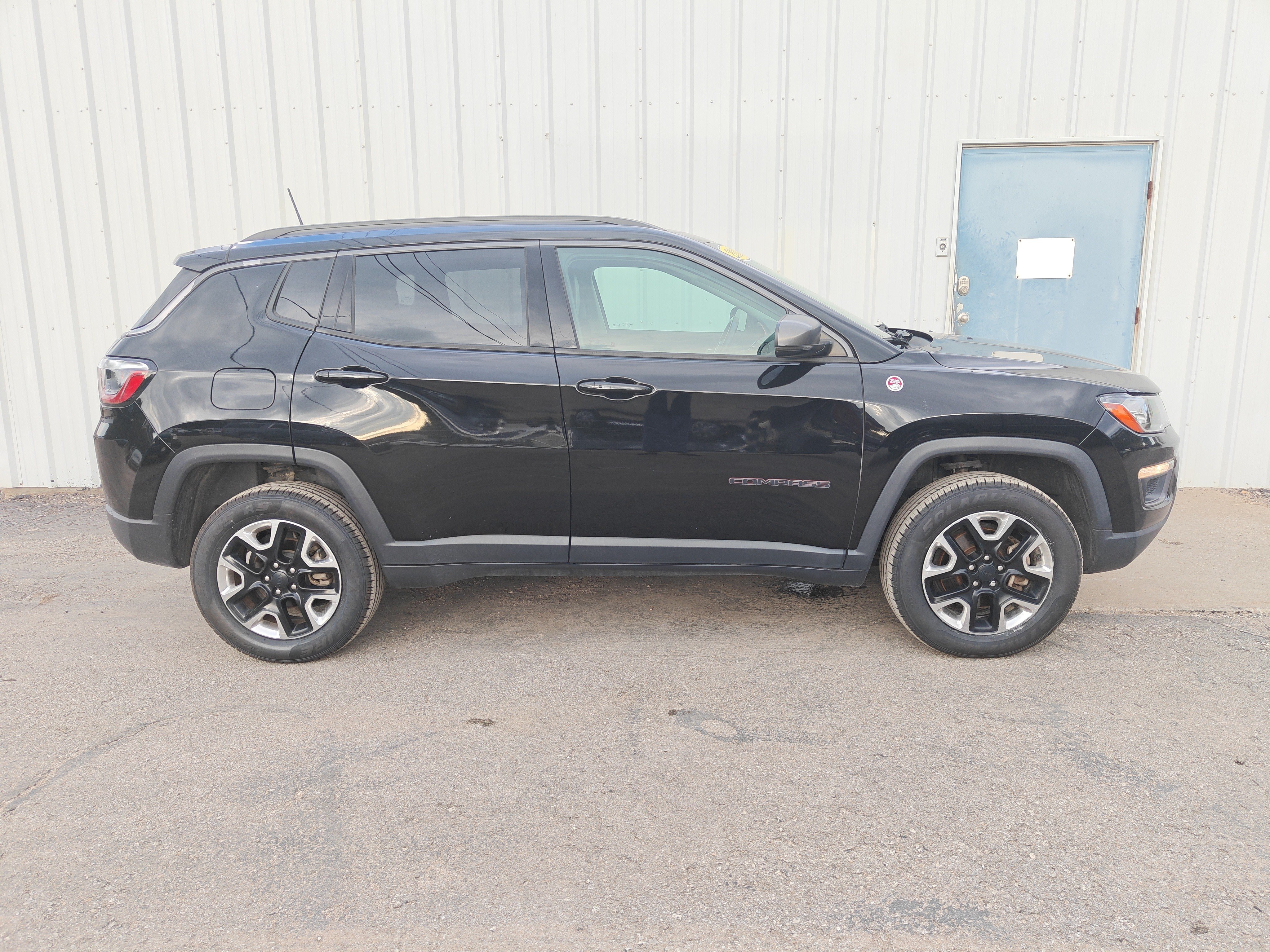 Used 2017 Jeep Compass Trailhawk w/ Leather Interior Group AWD/4WD image 1