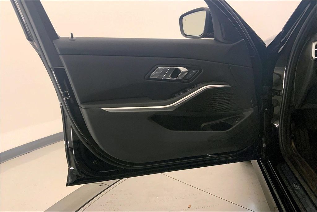 Certified 2025 BMW 330i xDrive Sedan w/ Premium Package AWD/4WD image 24