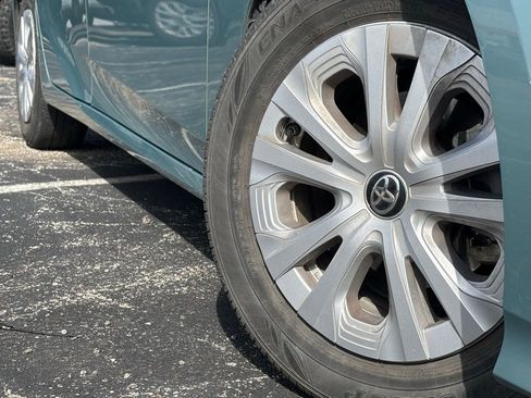 Used 2021 Toyota Prius L Eco image 2