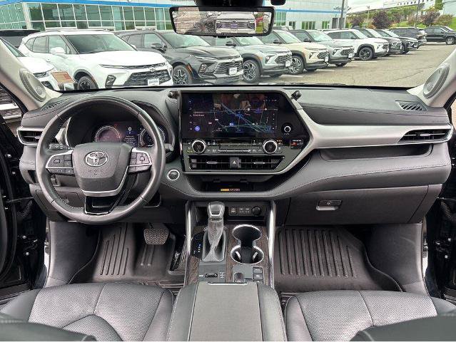 Used 2025 Toyota Highlander Platinum AWD/4WD image 9