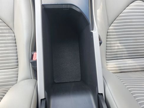 Used 2018 Toyota Camry SE w/ Convenience Package FWD image 35