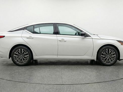 Used 2025 Nissan Altima 2.5 SV FWD image 11