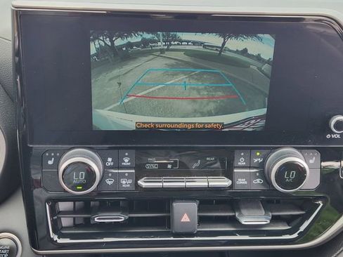 Used 2024 Toyota Highlander XLE image 13