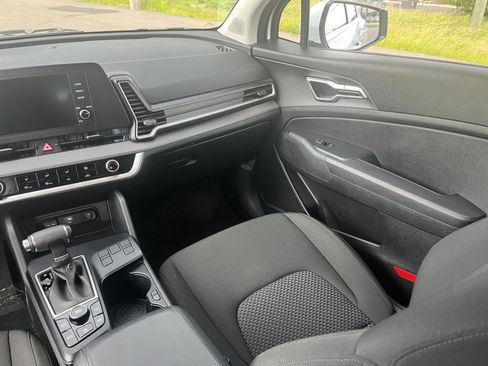 Used 2025 Kia Sportage LX FWD image 34