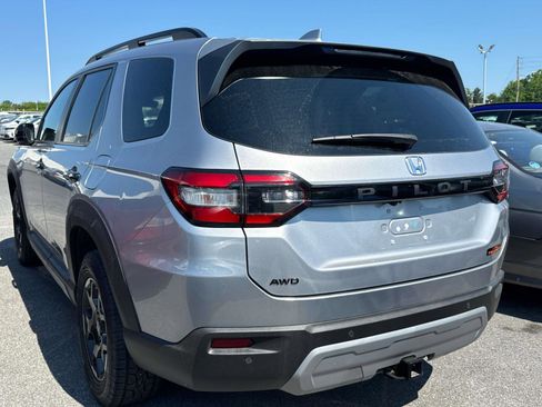 Certified 2025 Honda Pilot TrailSport image 6