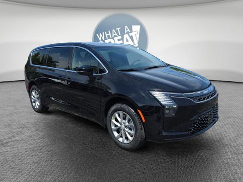New 2027 Chrysler Pacifica Select AWD/4WD image 1