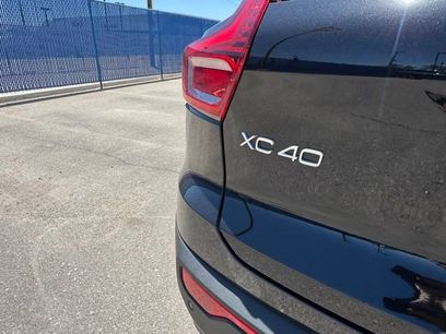 New 2025 Volvo XC40 B5 Core w/ Climate Package