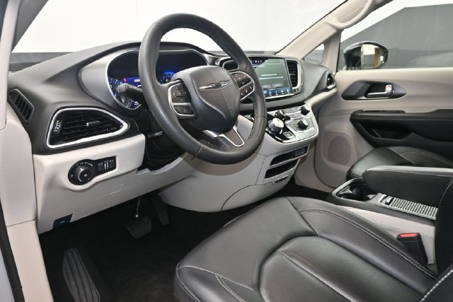 Used 2024 Chrysler Pacifica Touring-L FWD image 8