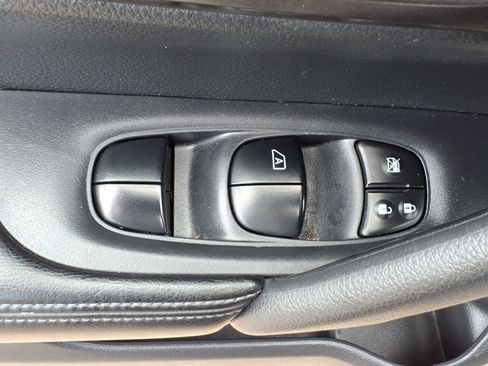 Used 2015 Nissan Rogue SV AWD/4WD image 22
