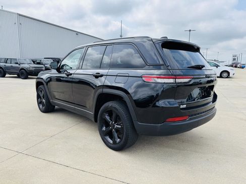 Used 2023 Jeep Grand Cherokee Limited w/ Black Appearance Package AWD/4WD image 37