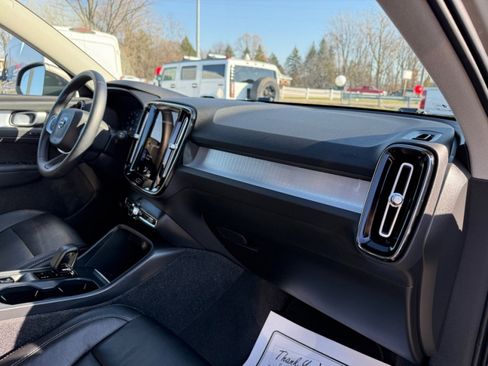 Used 2022 Volvo XC40 T5 Momentum image 12