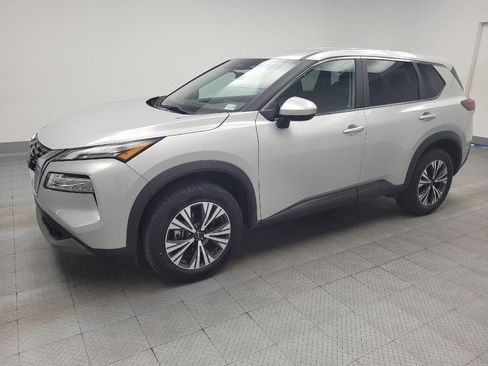 Used 2023 Nissan Rogue SV image 2