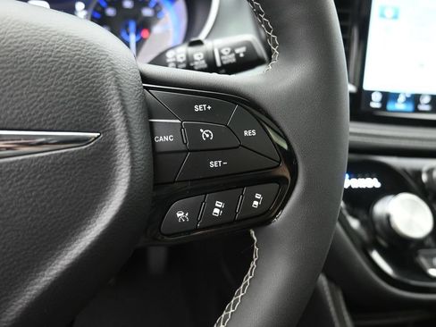 Used 2026 Chrysler Pacifica Limited w/ S Appearance Package FWD image 6