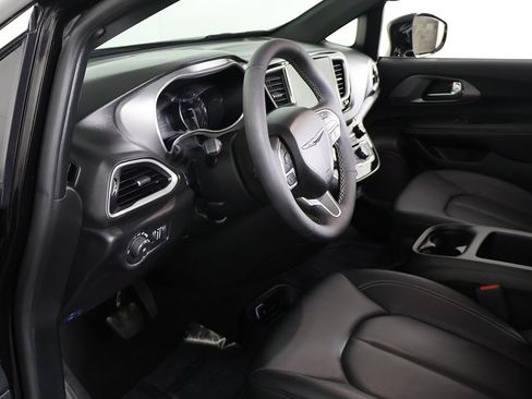 Used 2025 Chrysler Pacifica Select image 21