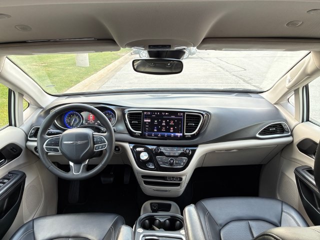 Used 2024 Chrysler Pacifica Touring-L FWD image 13