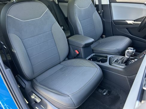 Used 2023 Volkswagen Taos SE w/ Panoramic Sunroof Package FWD image 8