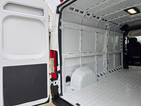 Used 2025 RAM ProMaster 2500 w/ Convenience Group image 11