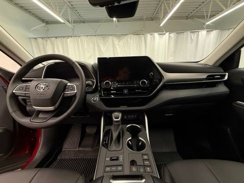 Used 2023 Toyota Highlander XLE AWD/4WD image 18