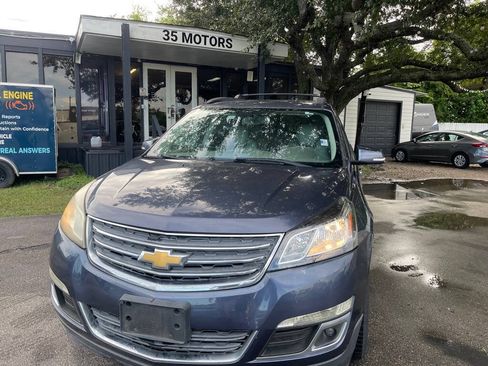 Used 2017 Chevrolet Traverse LT FWD image 2