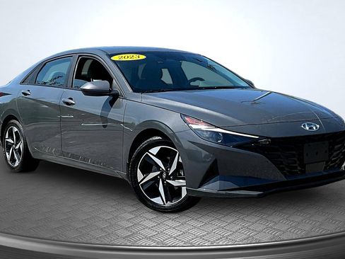 Used 2023 Hyundai Elantra SEL w/ Convenience Package FWD image 2