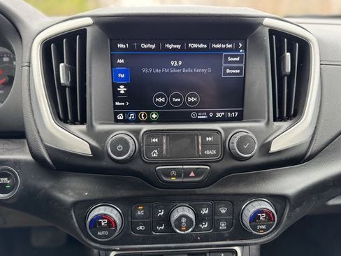 Used 2023 GMC Terrain SLT image 27