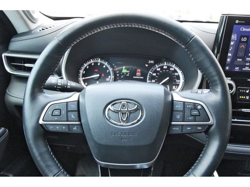 Used 2022 Toyota Highlander Limited FWD image 15