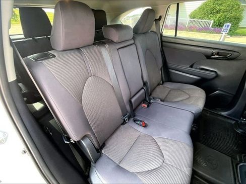 Used 2024 Toyota Highlander LE AWD/4WD image 25