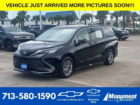 Used 2021 Toyota Sienna XLE FWD image 1