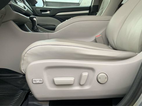 Used 2017 Toyota Highlander XLE AWD/4WD image 17