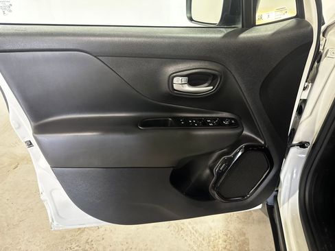 Used 2023 Jeep Renegade Altitude AWD/4WD image 17