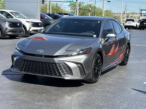 Used 2025 Toyota Camry SE image 11