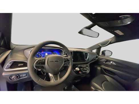 Used 2025 Chrysler Pacifica Select image 11