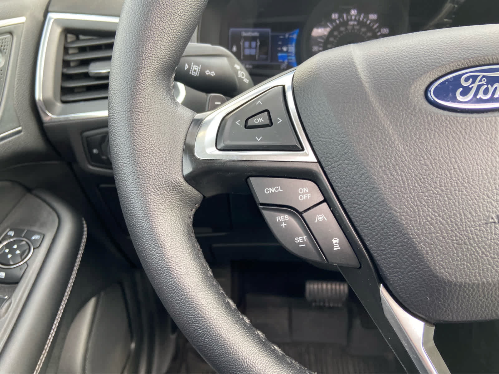 Used 2024 Ford Edge Titanium w/ Equipment Group 301A AWD/4WD image 21