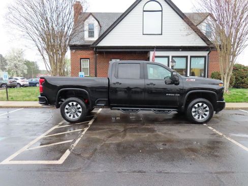 Used 2024 Chevrolet Silverado 2500 Custom w/ Z71 Off-Road Package image 9