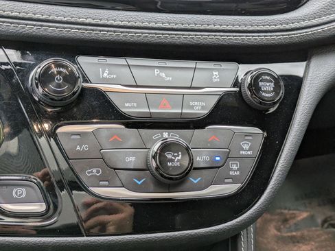 Used 2023 Chrysler Pacifica Limited w/ S Appearance Package image 24