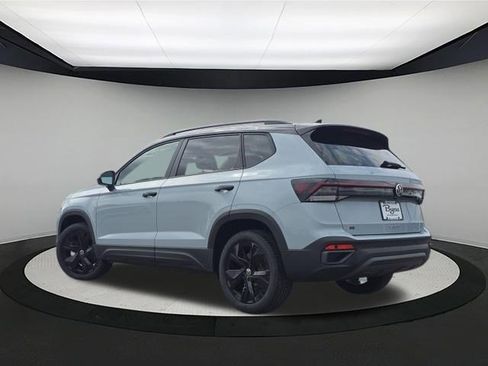 New 2026 Volkswagen Taos SE FWD image 5
