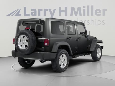 Used 2013 Jeep Wrangler Unlimited Rubicon w/ Connectivity Group AWD/4WD image 2