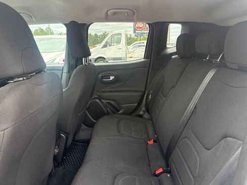Used 2022 Jeep Renegade Latitude AWD/4WD image 9
