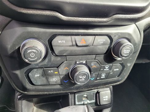 Used 2018 Jeep Renegade Altitude w/ UConnect 8.4 Nav Group image 15