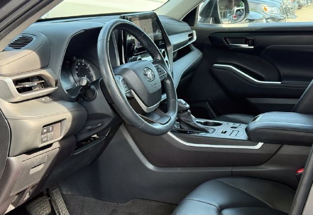 Used 2023 Toyota Highlander XLE AWD/4WD image 20