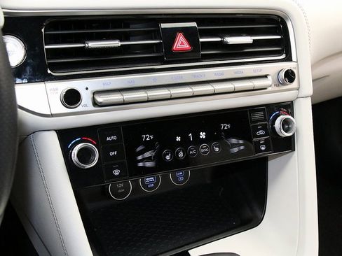 Used 2025 Genesis G70 2.5T image 20