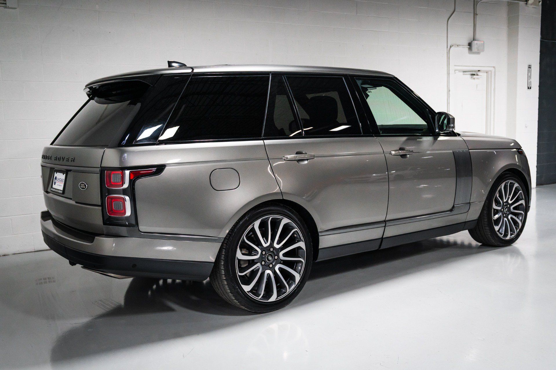 Used 2018 Land Rover Range Rover HSE AWD/4WD image 3