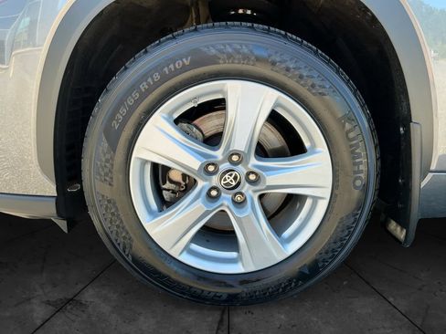 Used 2021 Toyota Highlander LE AWD/4WD image 7